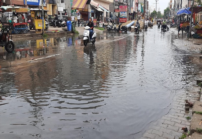 मुरादाबाद : प्री मानसून की बारिश में खुली स्मार्ट सिटी में जलनिकासी व्यवस्था की पोल, सड़कों के गड्ढे में पानी भरने से हादसे की आशंका