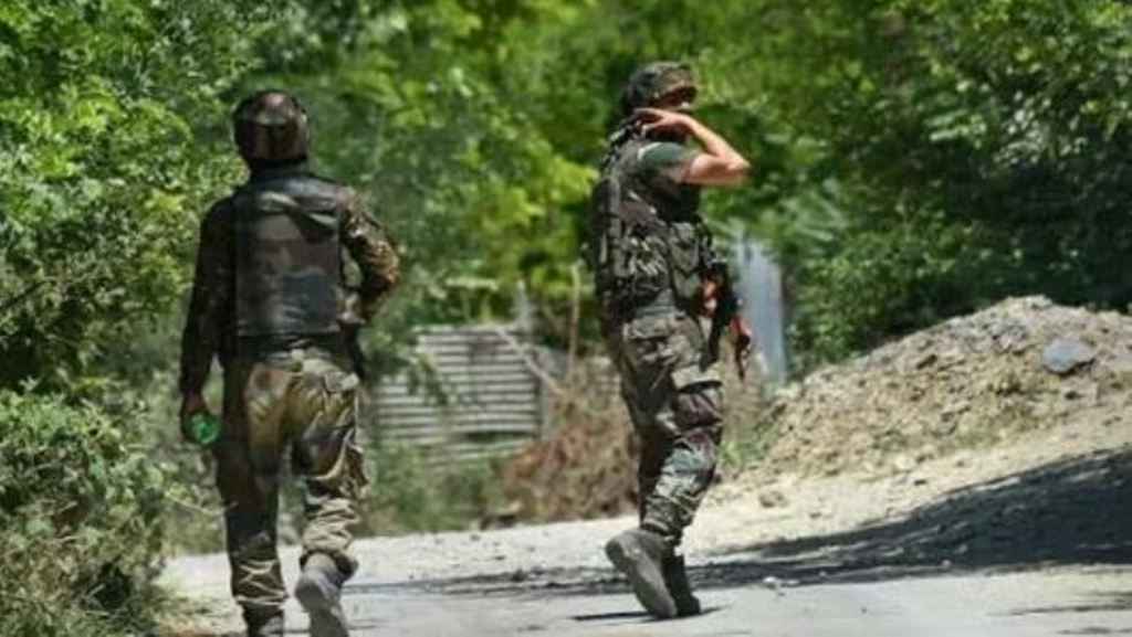 जम्मू-कश्मीर: कुलगाम जिले में मुठभेड़ में एक आतंकवादी ढेर, सुरक्षाकर्मी घायल