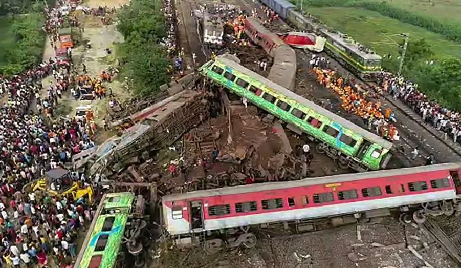 ओडिशा ट्रेन दुर्घटना: एक के बाद एक पटरी से उतरे डिब्बे, कुछ ही मिनट में बदल गया पूरा मंजर
