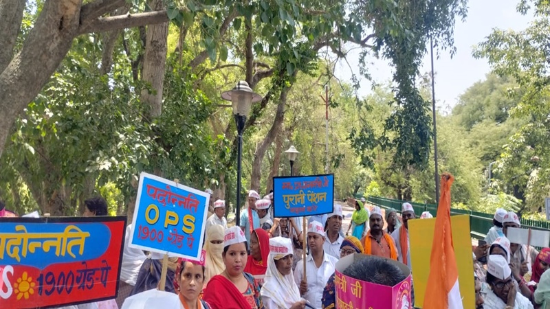 लखनऊ: ग्रामीण सफाई कर्मचारियों का आरोप- 15 साल से नहीं हुआ प्रमोशन, मजबूरन करना पड़ रहा प्रदर्शन, देखें Video