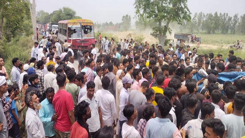 रामपुर: रोडवेज बस ने बाइक सवार को रौंदा, गुस्साए लोगों ने बस में की तोड़फोड़