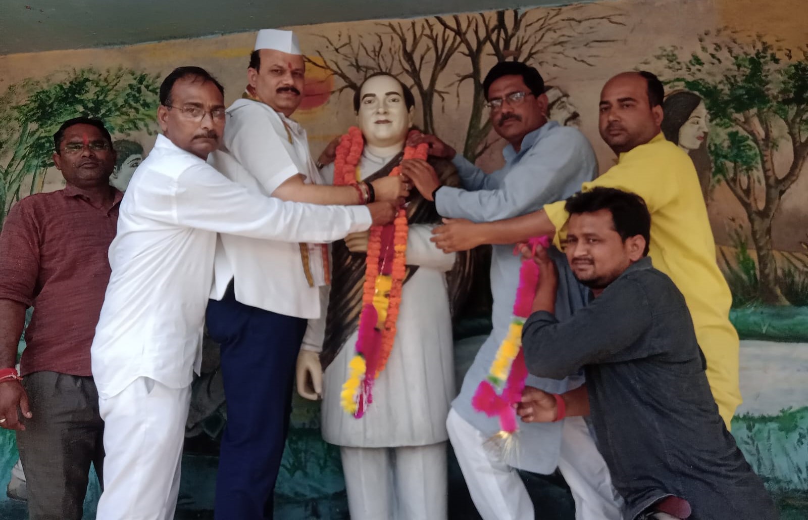 शाहजहांपुर: कांग्रेस पार्टी के प्रदेश कोषाध्यक्ष ने राजीव गांधी प्रतिमा पर किया माल्यार्पण, बोले- प्रदेश में गुंडाराज...