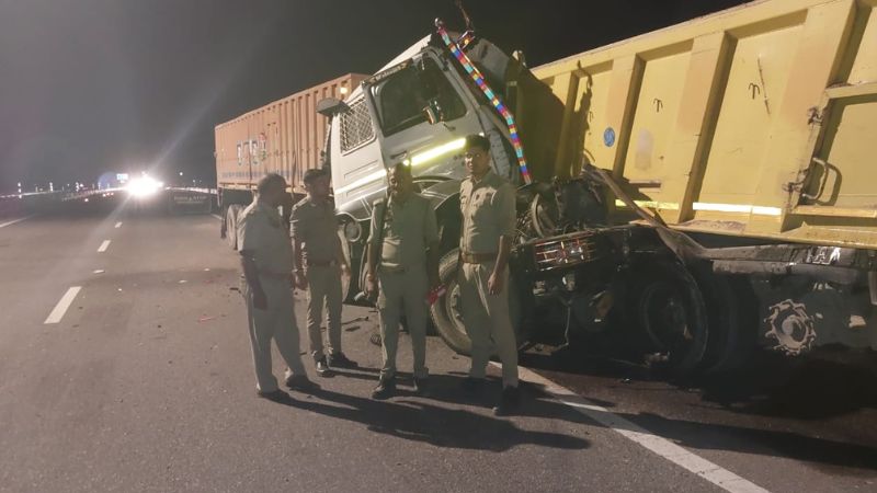 Jalaun Accident: बुंदेलखंड एक्सप्रेस वे पर कंटेनर ने डंपर में पीछे से मारी टक्कर, चालक की मौत