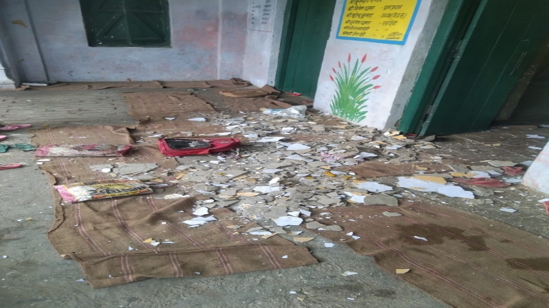 गोंडा : पढ़ाई कर रहे छात्र पर गिरा स्कूल की जर्जर छत का प्लास्टर, घायल 