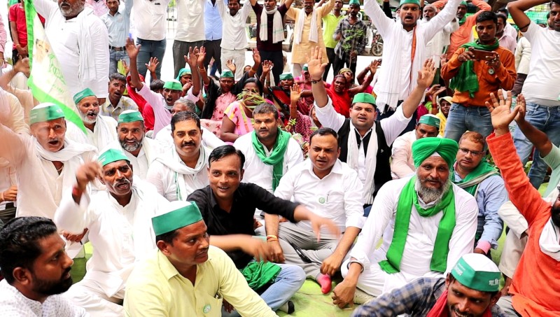 लखनऊ: पेड़ों की कटाई को रोकने के लिए किसानों ने एलडीए पर किया प्रदर्शन