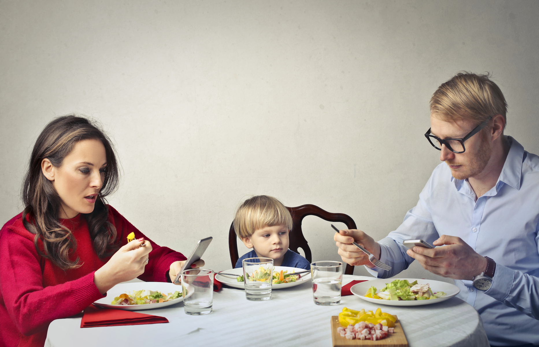 Family_dinner_with_cell_phones_Fb