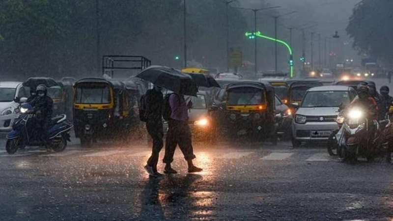 लखनऊ: भीषण जाम के बीच रेंगती रही राजधानी, बारिश व जलजमाव के कारण दिन भर रही जाम की स्थिति