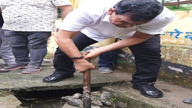 लखनऊ : नगर विकास मंत्री ने नाली की सफाई कर की महाभियान की शुरूआत 