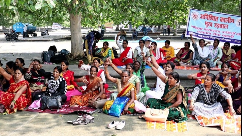 लखनऊ: अनिश्चितकालीन हड़ताल पर बैठीं महिला समाख्या कर्मचारी, सेवा बहाली और बकाया भुगतान की उठाई मांग