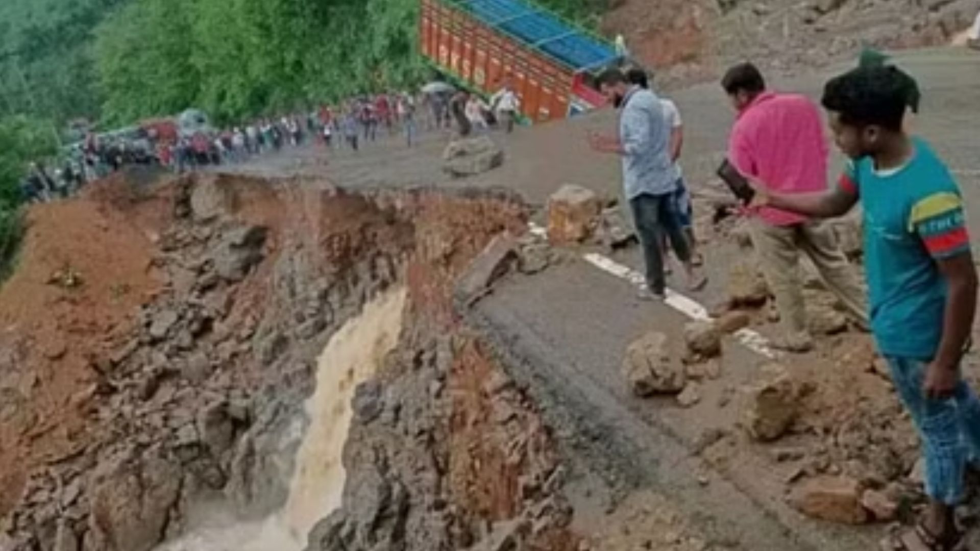 मणिपुर में भूस्खलन से राजमार्ग अवरूद्ध, कम से कम 500 वाहन फंसे 