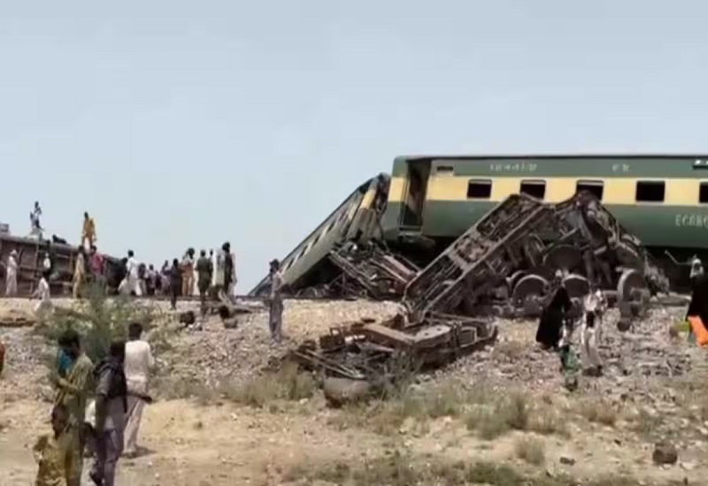 पाकिस्तान में भीषण रेल हादसा : कराची से रावलपिंडी जा रही हजारा एक्सप्रेस पटरी से उतरी, 25 लोगों की मौत...150 से अधिक घायल