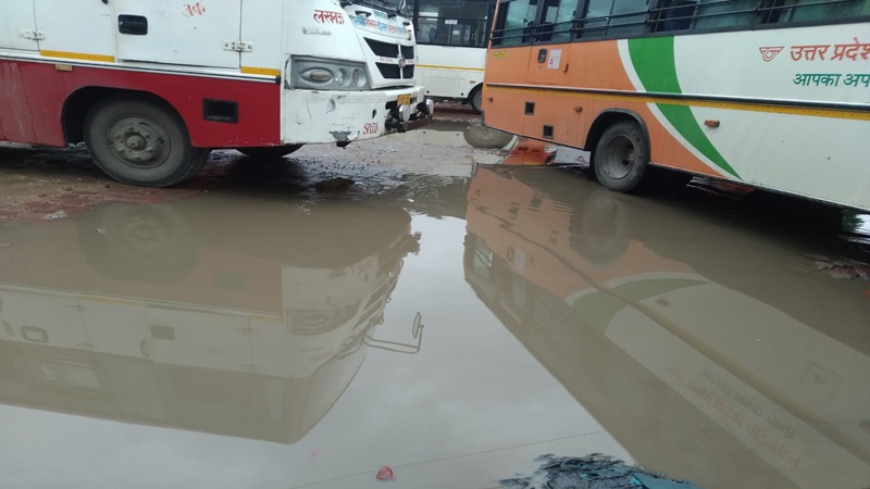 बाराबंकी: रुक-रुक कर हो रही बारिश, चारों ओर पानी ही पानी, उमस भरी गर्मी से राहत