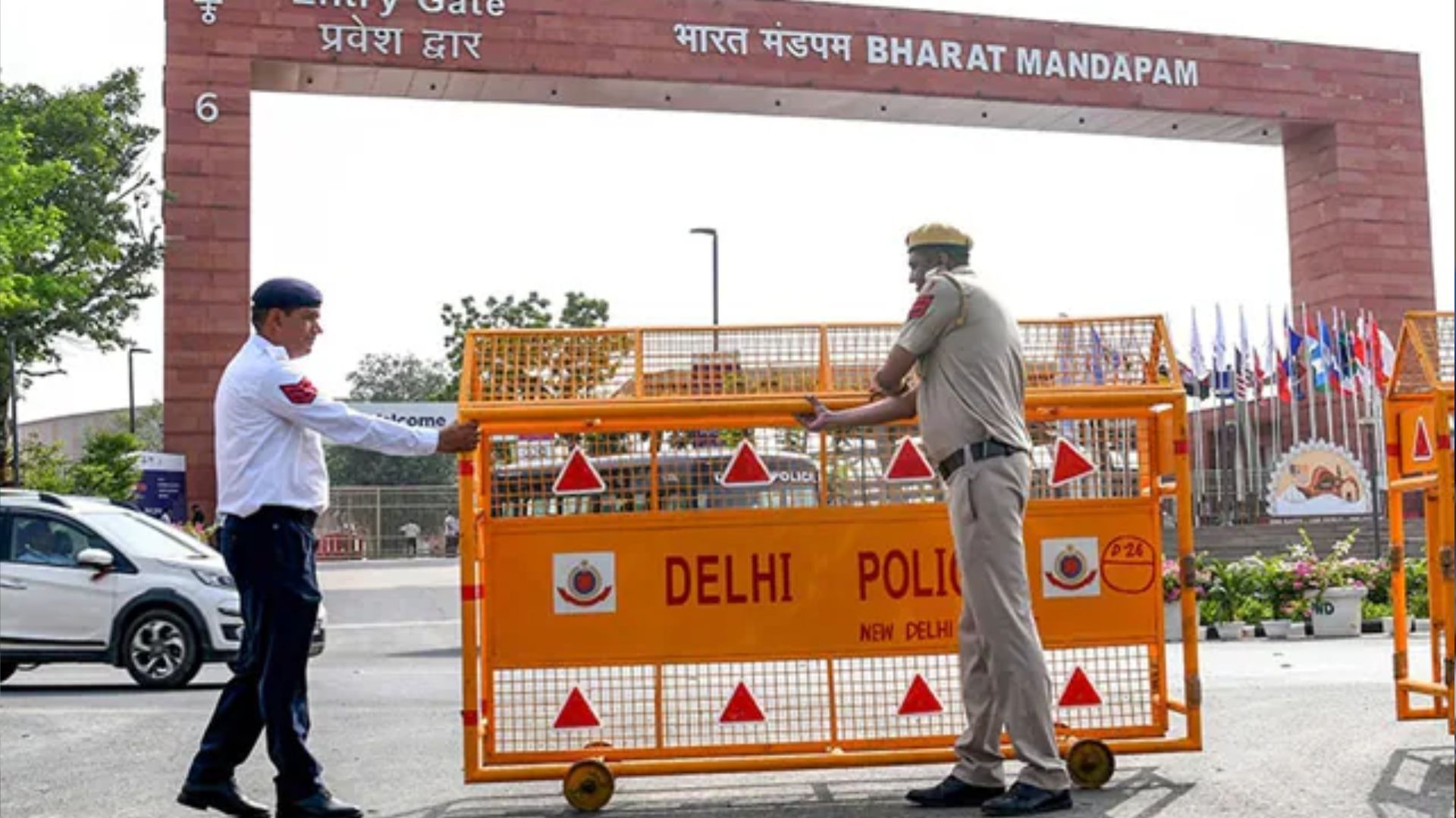 G20 Summit: दिल्ली में कड़ी सुरक्षा, वाहनों की जांच कर रहे पुलिसकर्मी