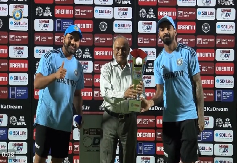 IND vs AUS: रोहित शर्मा ने जीता दिल, केएल राहुल को सौंप दी ट्रॉफी...देखें VIDEO