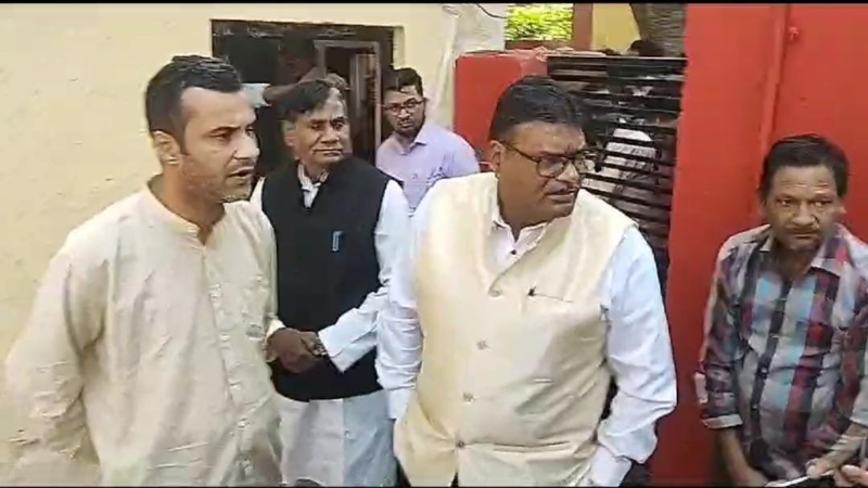 सीतापुर जेल में आजम से बेटे अदीब सहित दो सपा नेताओं ने की मुलाकात