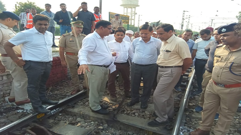 संभल: रेलवे स्टेशन परिसर का निरीक्षण कर डीरेल प्वाइंट देखने गए जीएम