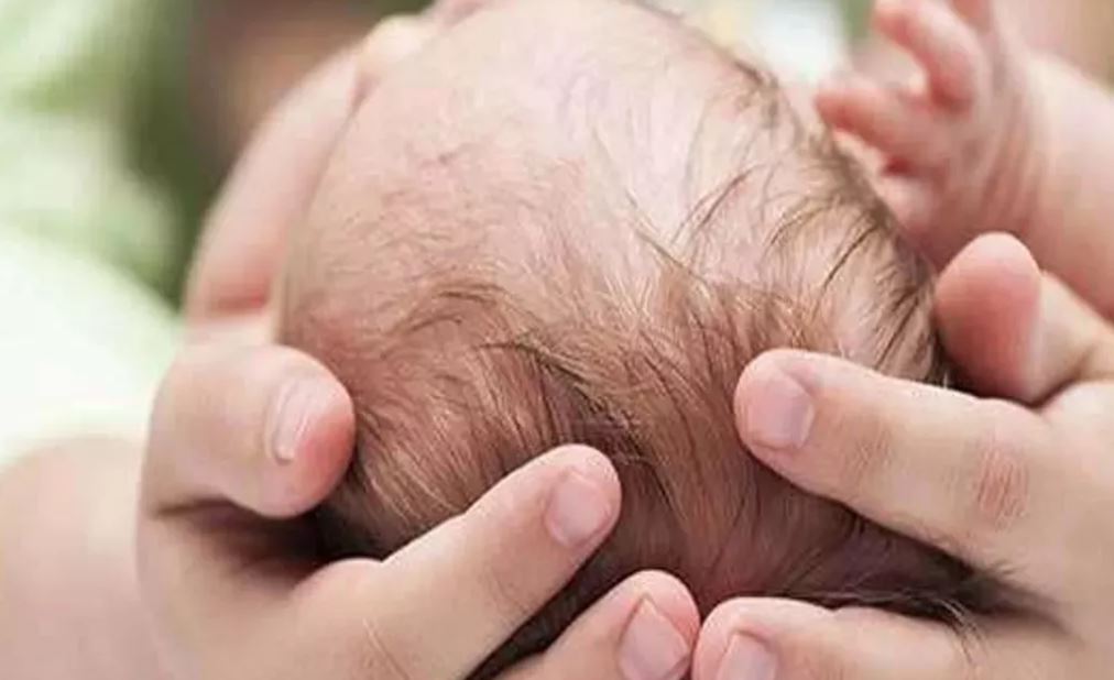रामपुर: कूड़ेदान में पड़ा मिला नवजात, मोहल्ले के एक व्यक्ति ने लिया गोद