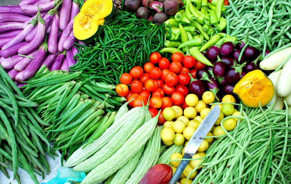 बरेली: फुटकर में सब्जियों के रेट धड़ाम, थोक में महंगाई बरकरार