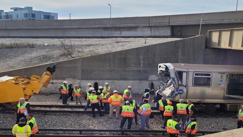 शिकागो में ट्रेन के रेल उपकरण से टकराने से 40 यात्री घायल, तीन की हालत गंभीर