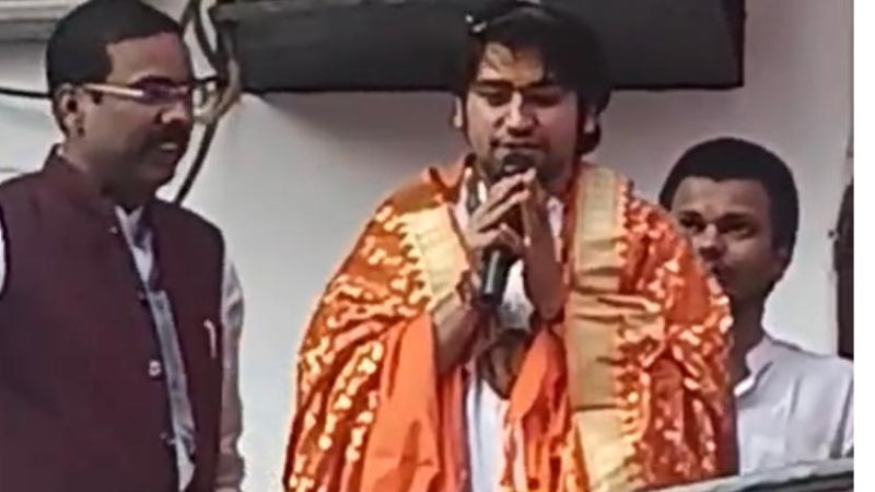UP: बागेश्वर धाम के पीठाधीश्वर पंडित धीरेंद्र कृष्ण शास्त्री पहुंचें कानपुर, एक झलक पाने के लिए भक्तों की जुटी भारी भीड़