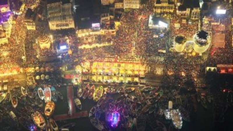 Dev Diwali 2023: 21 लाख दीयों से रोशन हुये काशी के घाट, सीएम योगी समेत कई विदेशी मेहमान हुए शामिल