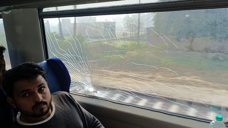 बाराबंकी: वंदे भारत ट्रेन पर पथराव, खिड़की के शीशे टूटे, यात्रियों में दहशत 