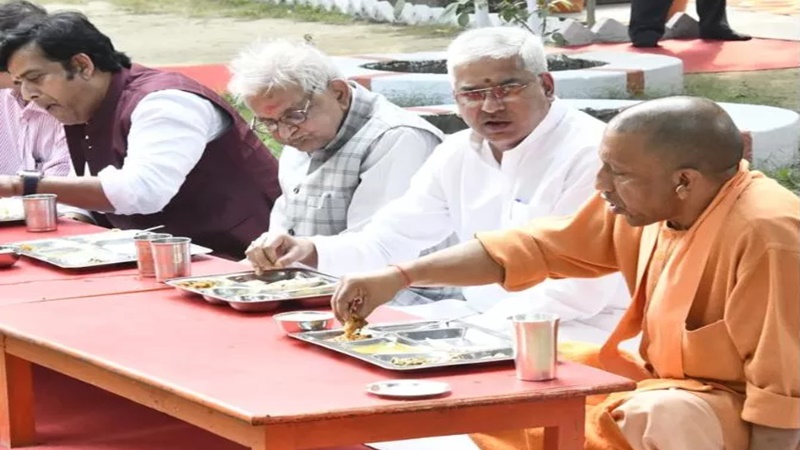 गोरखपुर: आंवला वृक्ष के नीचे भोजन कर मुख्यमंत्री योगी ने किया एकादशी व्रत का पारण 