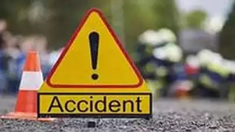 अमरोहा: नेशनल हाईवे पर डिवाइडर से टकराई कार, दो लोगों की मौत... छह लोग गंभीर रूप से घायल