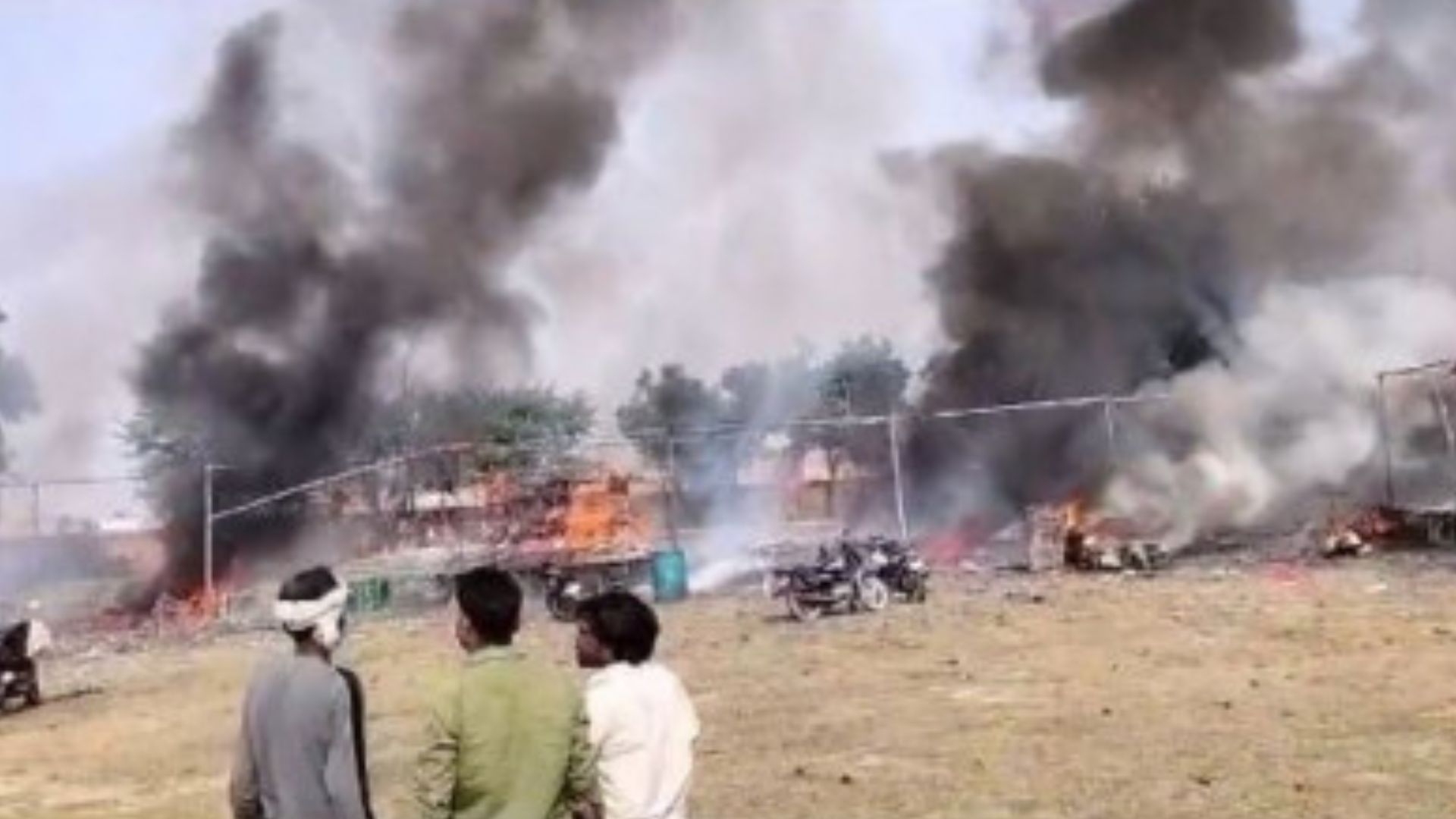 मथुरा: पटाखा बाजार में लगी आग से झुलसे दो लोगों की मौत