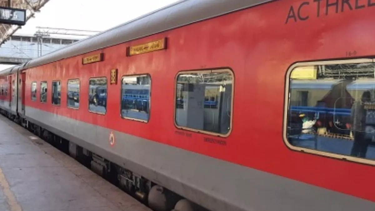 दिवाली बाद भी नियमित ट्रेनों में सीटें फुल,यात्रियों की मुश्किलें बरकरार