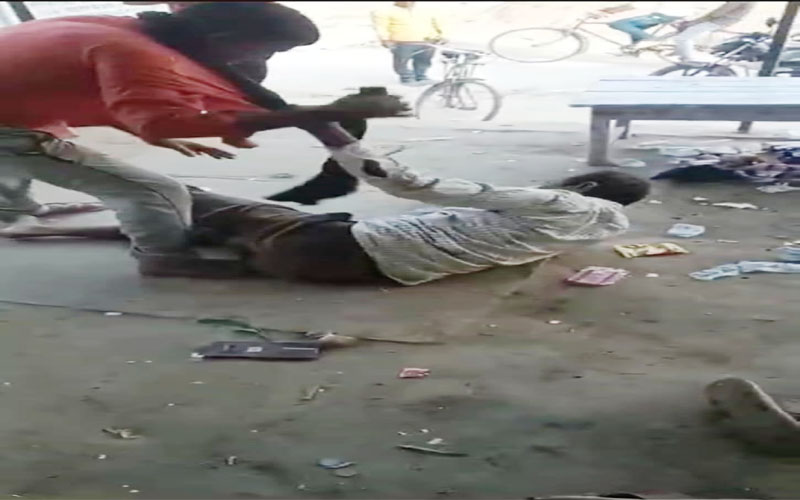 बहराइच: बकाया रुपया मांगा तो ग्रामीण को लात घूसों से पीटा, पीड़ित ने थाने में दी तहरीर, देखें वीडियो