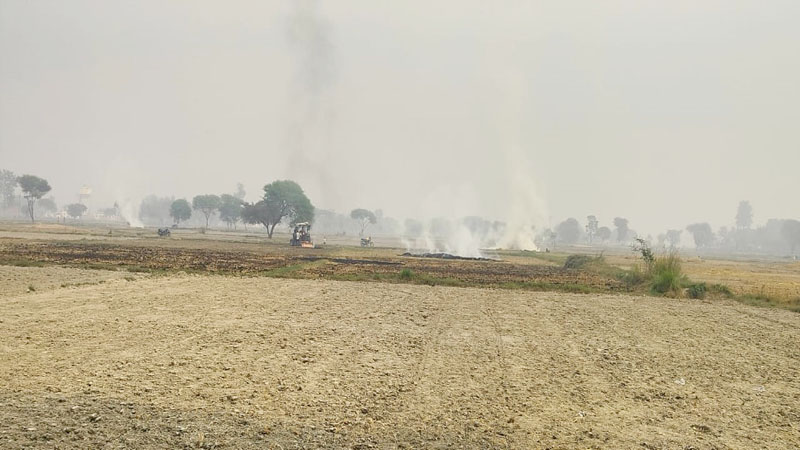बहराइच: सेटेलाइट में पराली जलाते दिखे किसान, छह पर लगा जुर्माना 
