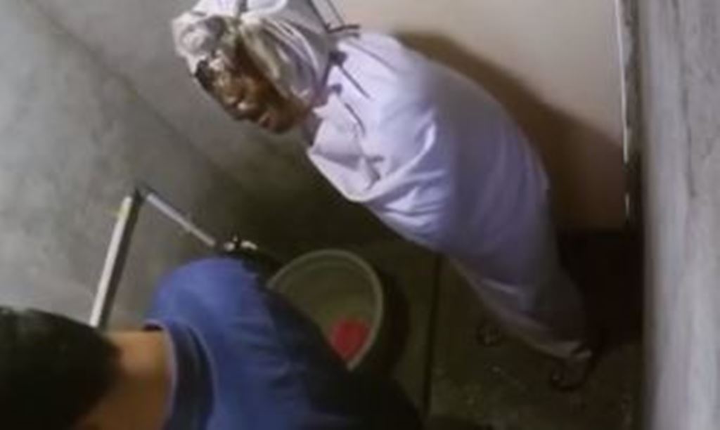 VIRAL VIDEO: रात के वक्त टॉयलेट में गया शख्स, खौफनाक चुड़ैल पहले से कर रही थी इंतजार! वीडियो देख थम जाएंगी सांसें