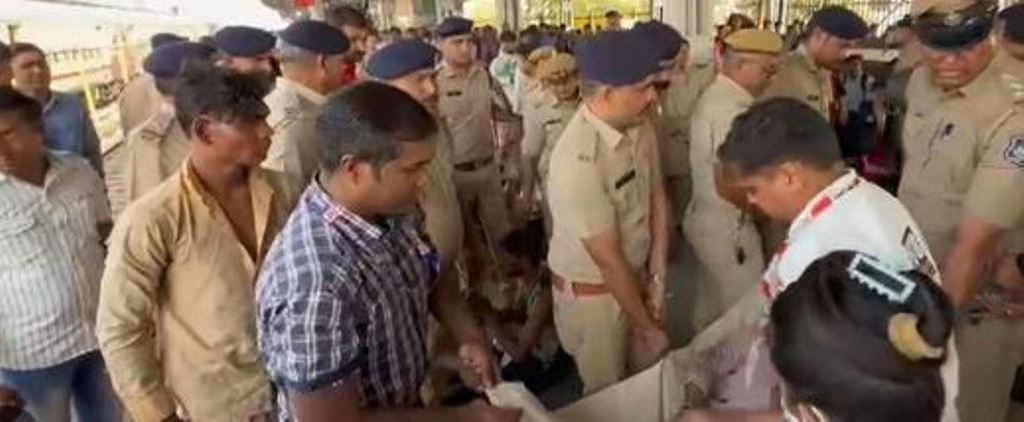 छठ पर बिहार जाने के लिए सूरत रेलवे स्टेशन पर मची भगदड़, 1 पैसेंजर की मौत और 4 बेहोश