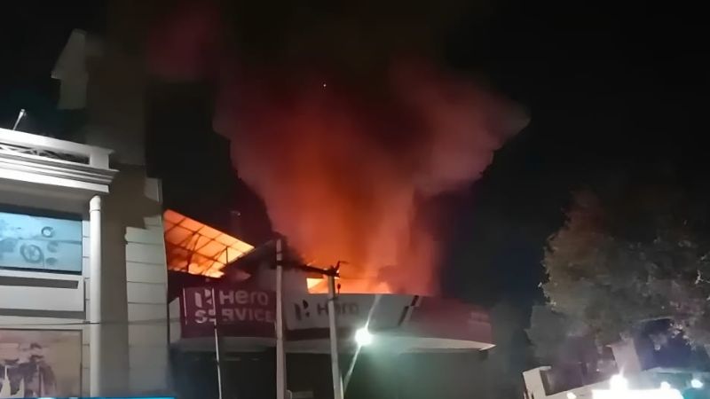 Farrukhabad Fire: बाइक सर्विस सेंटर में लगी भीषण आग… लाखों का सामान जलकर खाक, बड़ा हादसा होने से टला