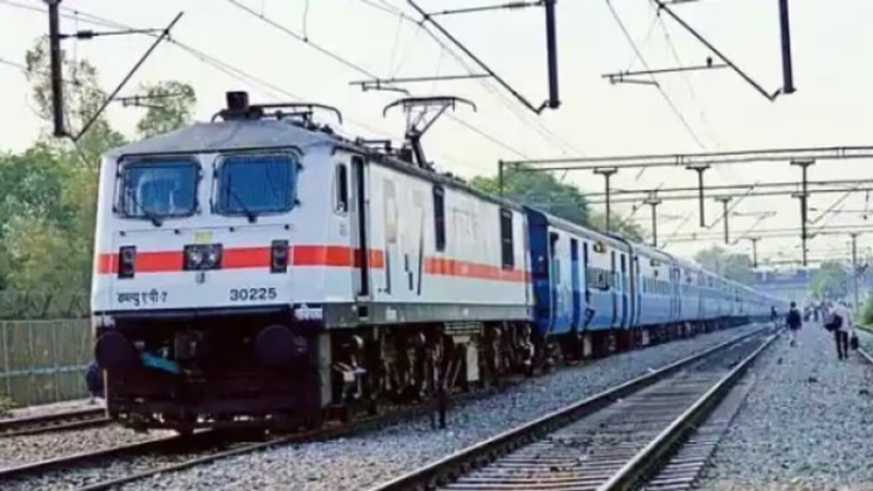 Rail News: आज से लखनऊ-छपरा सहित 18 जोड़ी ट्रेनें रद्द, यात्रियों की बढ़ेंगी मुश्किलें