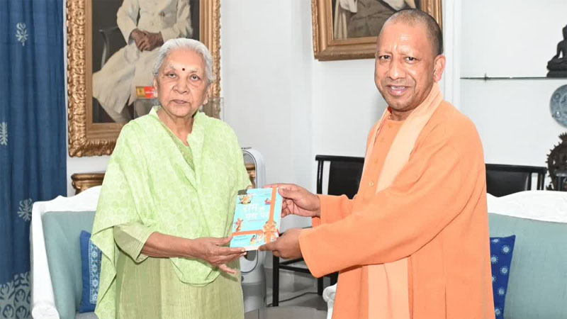 लखनऊ: सीएम योगी ने राज्यपाल आनंदी बेन पटेल से की मुलाकात, भगवान राम पर लिखी पुस्तक की भेंट
