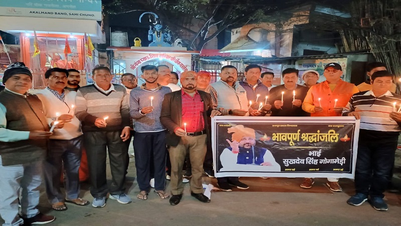 अमरोहा : सुखदेव सिंह की हत्या की कड़े शब्दों में निन्दा करते राजपूत समाज के कार्यकर्ताओं ने निकाला कैंडल मार्च 