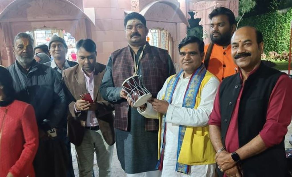 बरेली: श्रीराम मंदिर के उद्घाटन में आमंत्रण के लिए घर-घर अक्षत बांटने को आया कलश