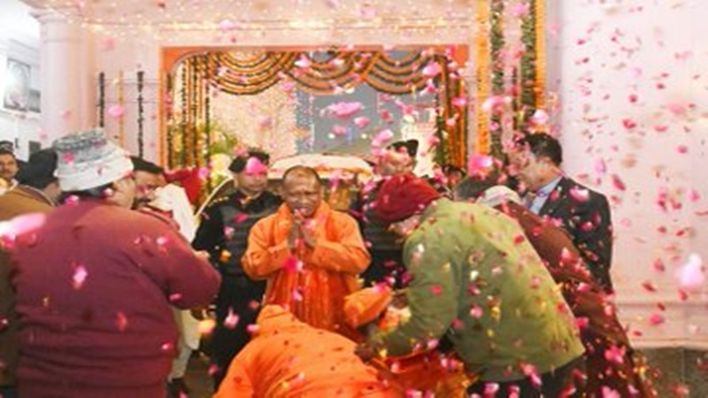 प्राण प्रतिष्ठा के बाद गोरखपुर पहुंचे सीएम योगी का हुआ भव्य स्वागत, एयरपोर्ट से लेकर गोरखनाथ मंदिर तक उमड़ा सैलाब 