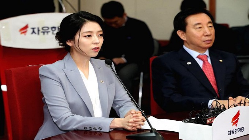दक्षिण कोरिया में अज्ञात व्यक्ति के हमले में महिला सांसद घायल 