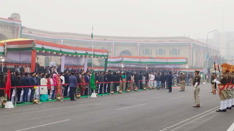 लखनऊ: राज्यपाल आनंदी बेन पटेल ने विधानसभा के सामने फहराया तिरंगा, परेड की ली सलामी, देखें video 