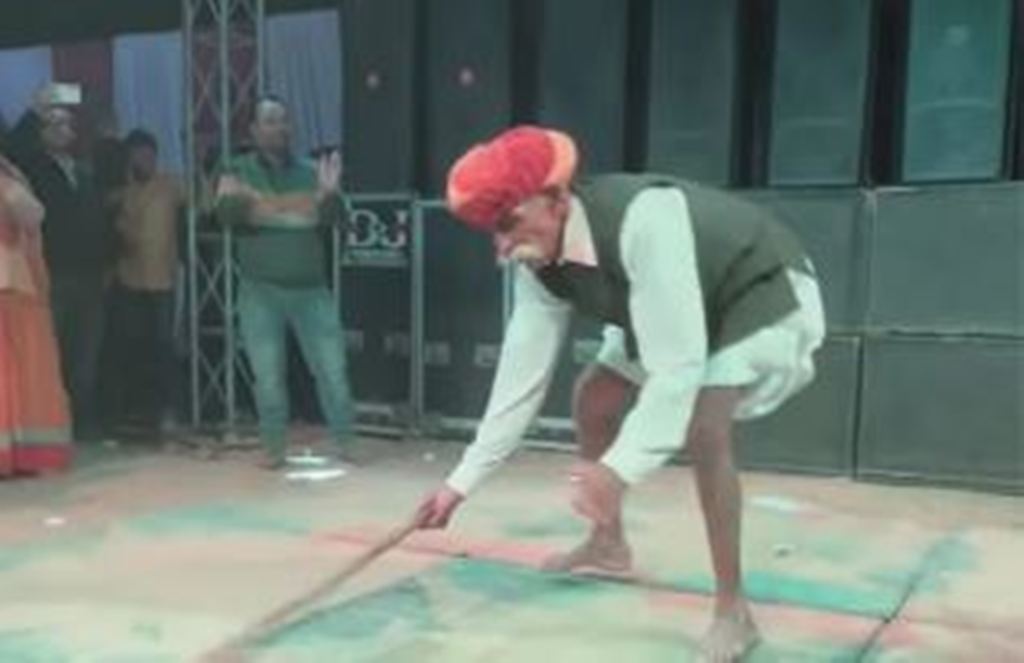 VIRAL DANCE VIDEO: डीजे फ्लोर पर बुजुर्ग ने किया स्टंट से भरा मजेदार डांस, देखकर आप भी हो जाएंगे दीवाने 