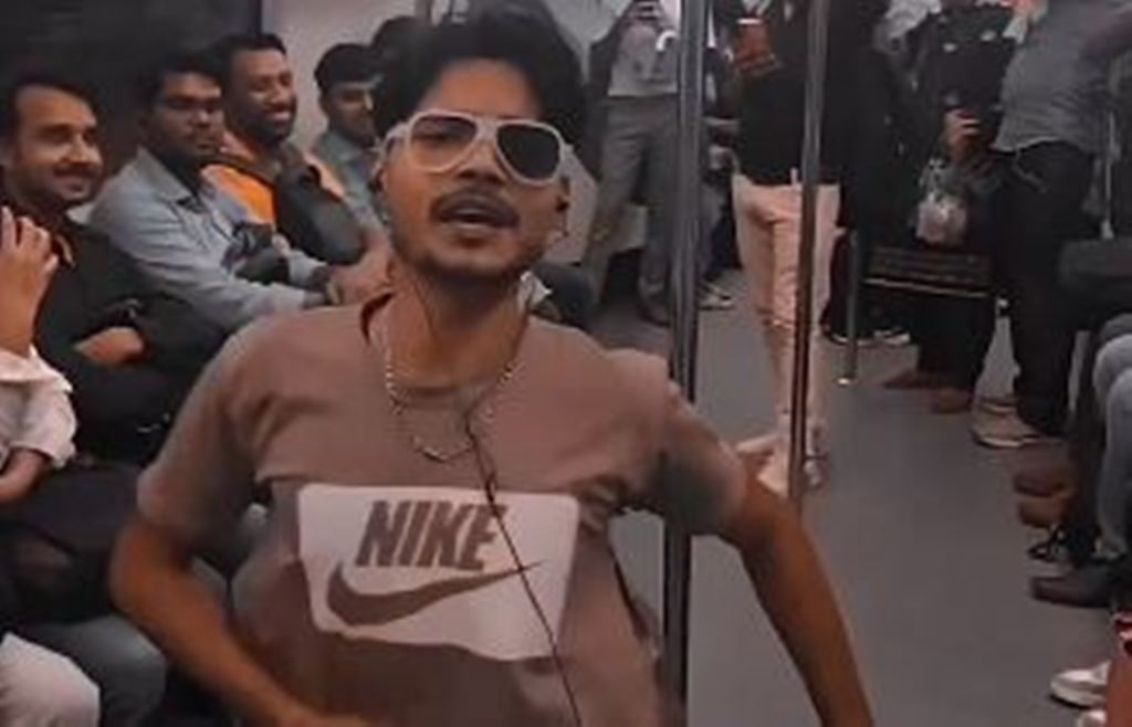 VIRAL DANCE VIDEO: दिल्ली मेट्रो में लड़के ने टिंकू जिया गाने पर किया भयंकर डांस, आसपास बैठे लोग रह गए हैरान 