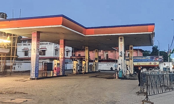 मणिपुर: घाटी जिलों में आज से तीन दिनों तक बंद रहेंगे पेट्रोल पंप, डिपो प्रबंधक ने कहा- राज्य में तेल परिवहन है कठिन 