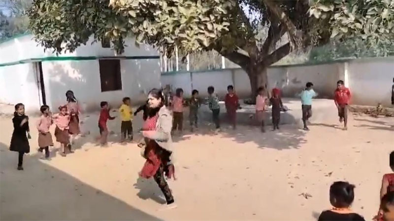 रायबरेली: शिक्षिका का अनूठा प्रयास!, बच्चों को पढ़ाई में रुचि जगाने कराया dance, खुद भी झूम कर नाचीं, देखें video