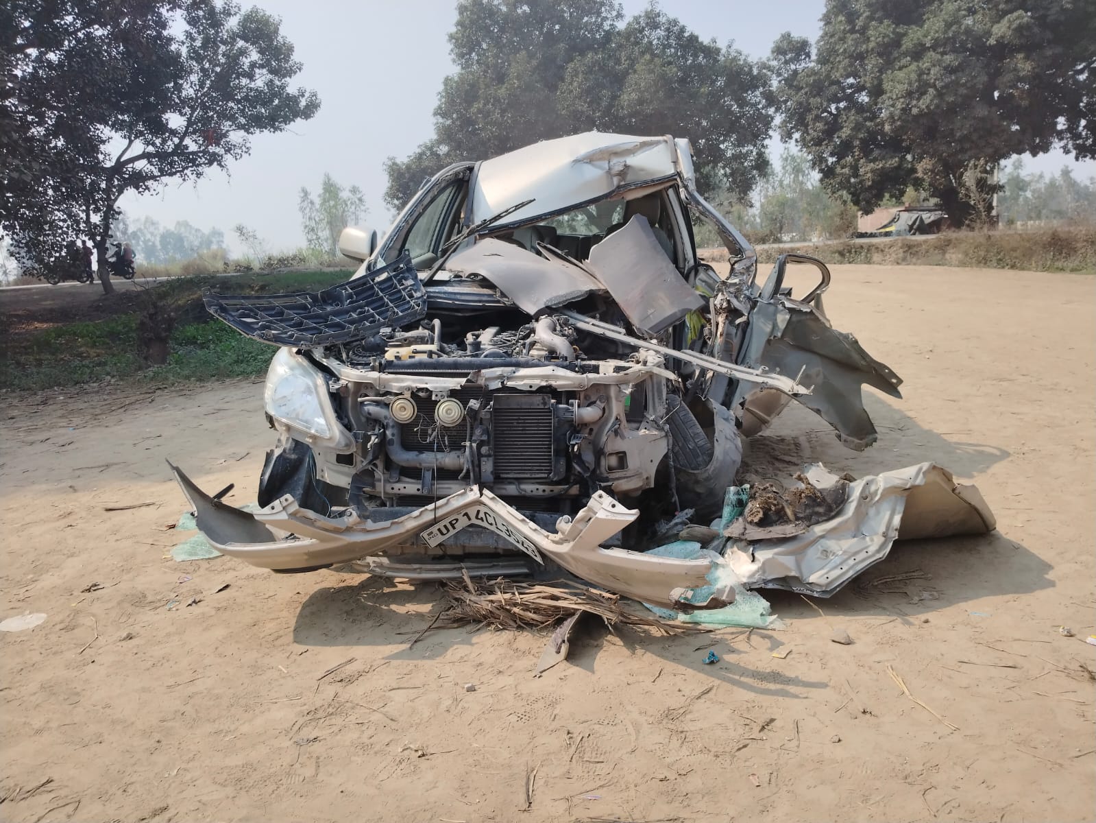 शाहजहांपुरः ट्रैक्टर-ट्राली ने कार को टक्कर मारी, पोस्टमास्टर की मौत, पांच घायल