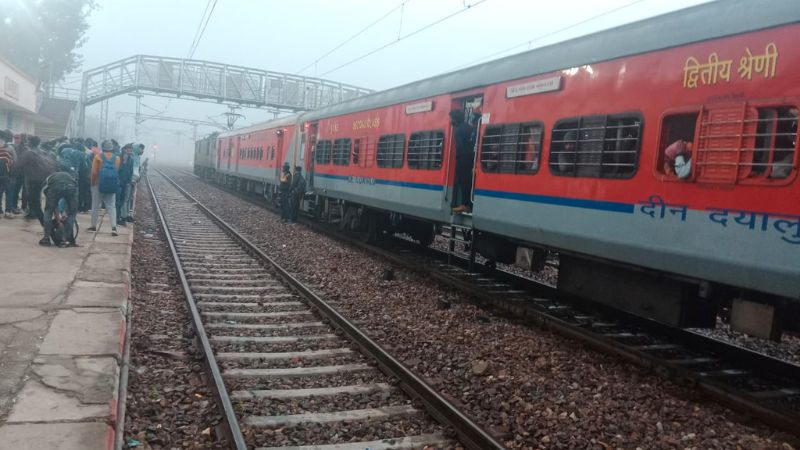 Auraiya News: रेलवे ट्रैक पार करते समय फंसा धान से लदा ट्रैक्टर; आनन फानन में रोकी गई ट्रेनें
