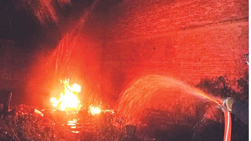 अल्मोड़ा: थल में बंद हो चुके स्कूल का भवन जंगल की आग से स्वाहा 
