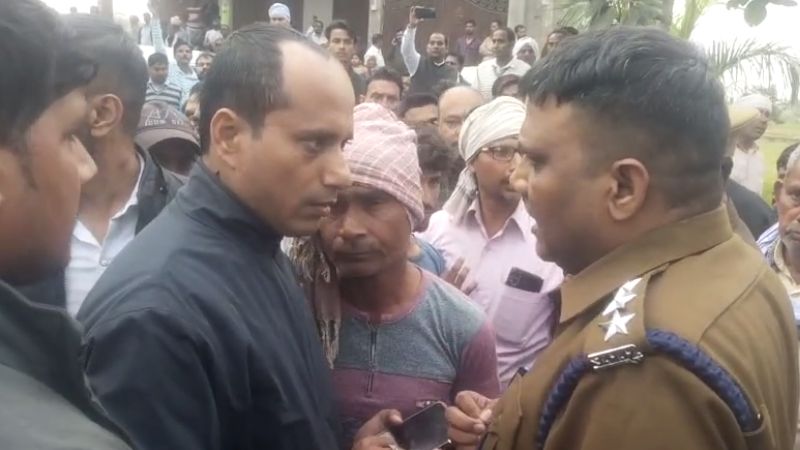 Kanpur: दबंगों की पिटाई से हार्डवेयर व्यापारी की मौत...परिजनों और ग्रामीणों ने किया प्रदर्शन, आरोपियों के घर पर बुलडोजर चलाने की मांग 